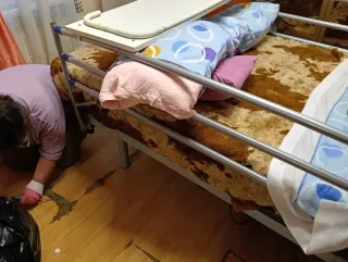 Cama hospitalaria metálica