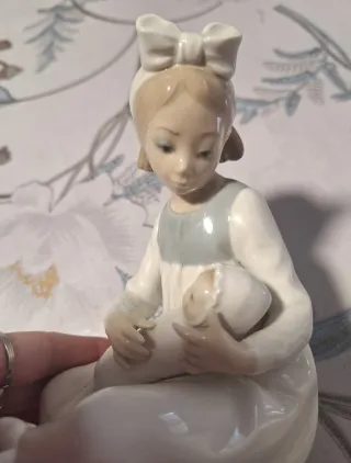 Figura Lladro Porcelana Niña con Bebé