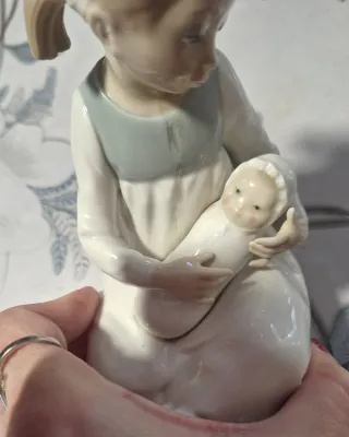 Figura Lladro Porcelana Niña con Bebé
