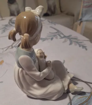 Figura Lladro Porcelana Niña con Bebé