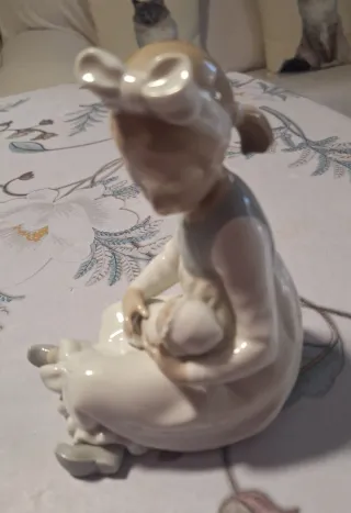 Figura Lladro Porcelana Niña con Bebé