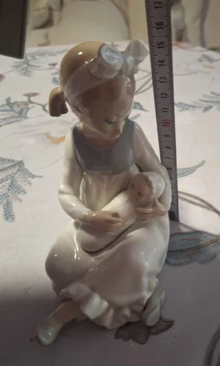 Figura Lladro Porcelana Niña con Bebé