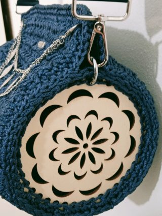 Borsa blu con catena e ciondoli foglia