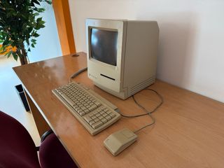 Macintosh Classic II + Teclado y Ratón