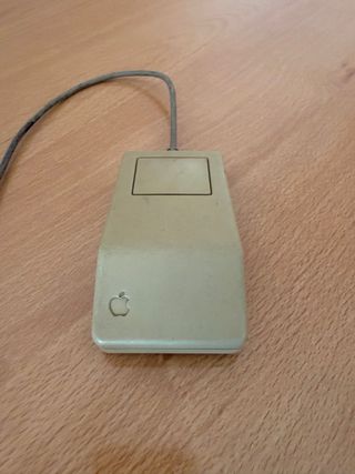 Macintosh Classic II + Teclado y Ratón