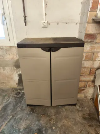 Armario de plástico beige y negro