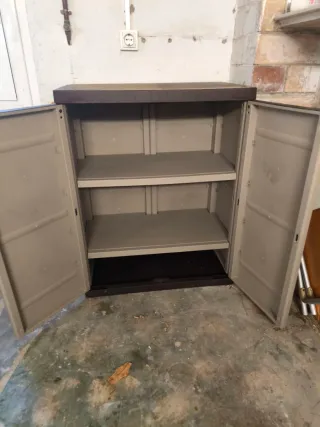 Armario de plástico beige y negro