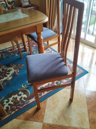 6 Sillas de madera de pino con tapizado