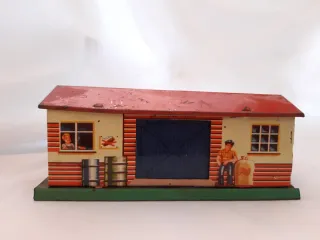 Tren de hojalata con vía circular y estación.