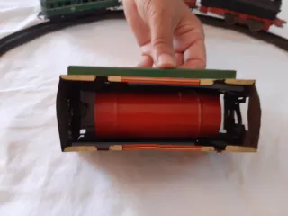 Tren de hojalata con vía circular y estación.