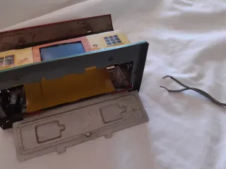 Tren de hojalata con vía circular y estación.
