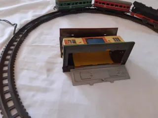 Tren de hojalata con vía circular y estación.