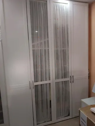 Armario blanco con puertas de cristal