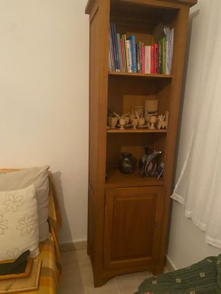 Mueble de roble con vitrinas y cajones