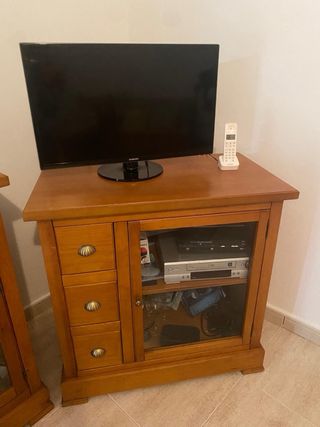 Mueble de roble con vitrinas y cajones