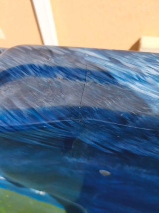 Jacuzzi 3 persone blu. Ha tre mini tagli