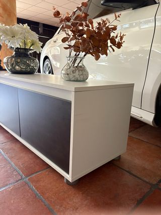 Mueble de salón blanco y marrón madera