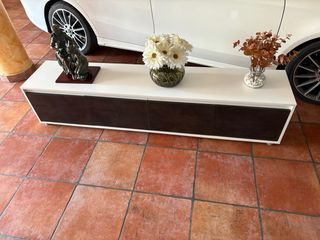 Mueble de salón blanco y marrón madera