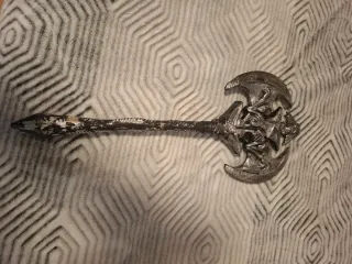 Hacha de disfraz plateada