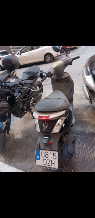 Piaggio Zip 100cc 4 tiempos lleva parada tiempo