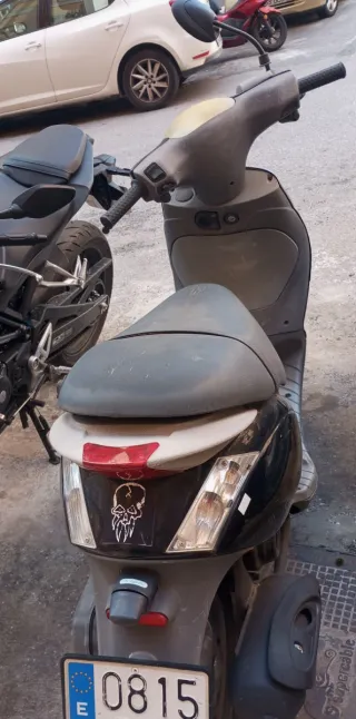 Piaggio Zip 100cc 4 tiempos lleva parada tiempo