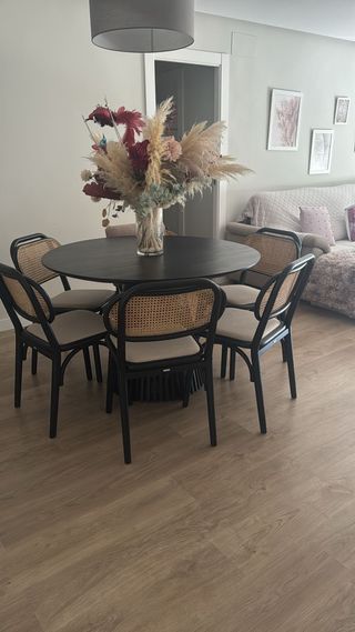 Mesa comedor redonda y 6 sillas ratán