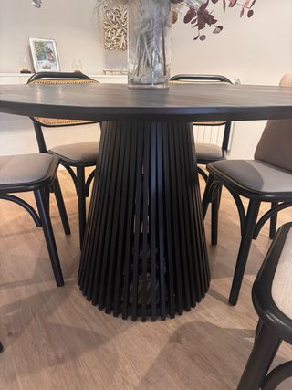 Mesa comedor redonda y 6 sillas ratán