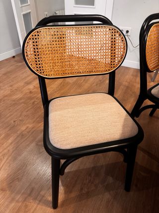 Mesa comedor redonda y 6 sillas ratán