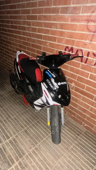 Yamaha Jog RR Scooter Negra y Roja