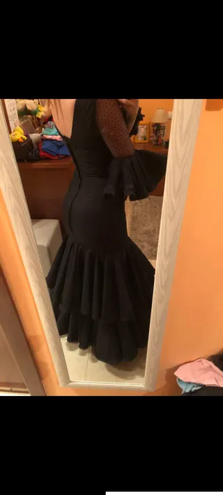 Traje de flamenca negro con volantes