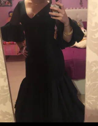 Traje de flamenca negro con volantes