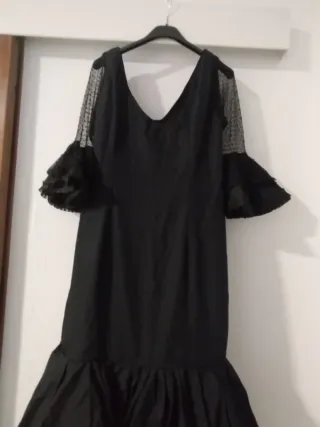 Traje de flamenca negro con volantes