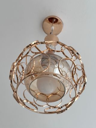 Lámpara de techo dorada y transparente