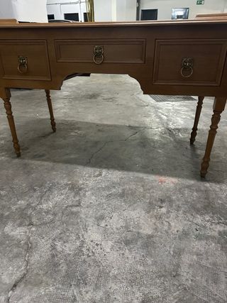 Escritorio antiguo de madera