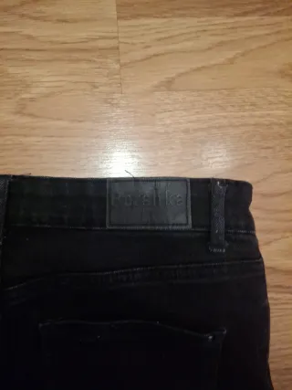 Pantalón tejano negro roto