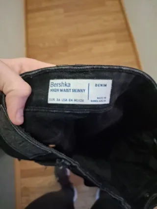 Pantalón tejano negro roto