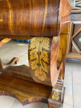 Consola de madera con tapa de mármol