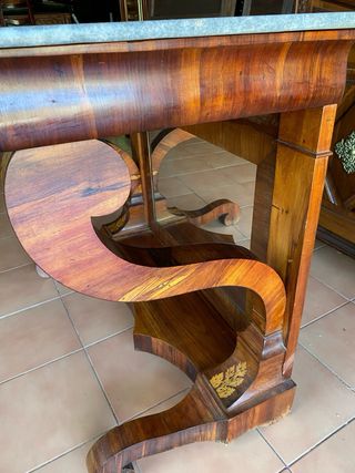 Consola de madera con tapa de mármol