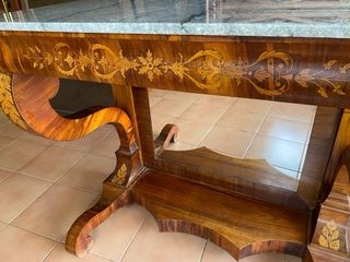 Consola de madera con tapa de mármol