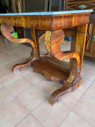 Consola de madera con tapa de mármol