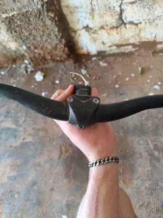 Manillar de bicicleta negro