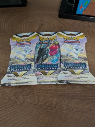 Pokémon Tempestad Plateada sobre emblistado