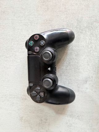 PS4 Negra con 2 Mandos y 2 juegos