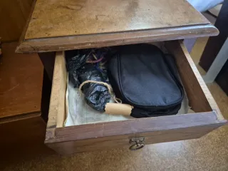 Mini tocador de madera con espejo.