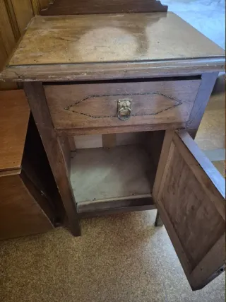 Mini tocador de madera con espejo.