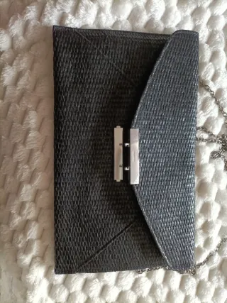 Bolso de mano negro con cadena plateada