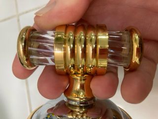Colgador de baño dorado y metacrilato