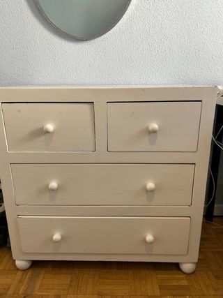 Cómoda de madera blanca