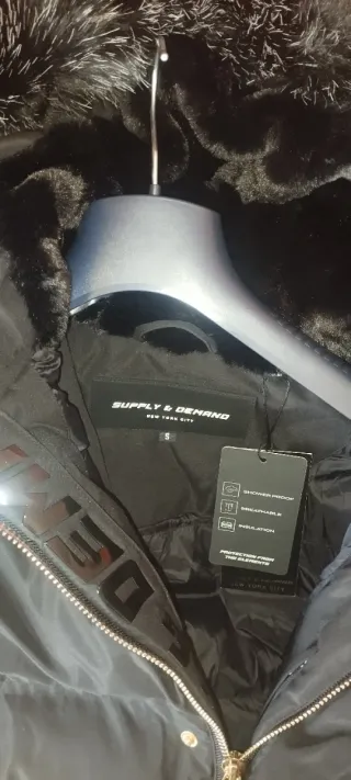 Cazadora Supply & Demand Negra