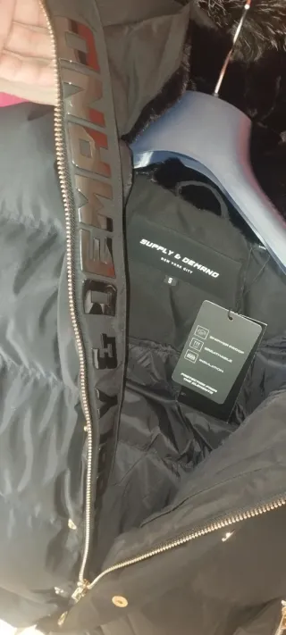 Cazadora Supply & Demand Negra